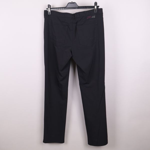 Svarta byxor bakifrån med fickor