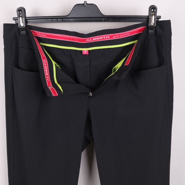 Närbild av byxornas insida med märke