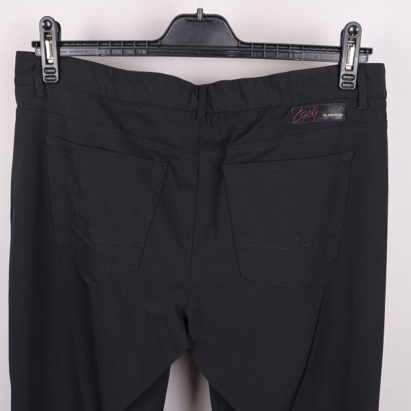 Närbild av byxornas bakre märke