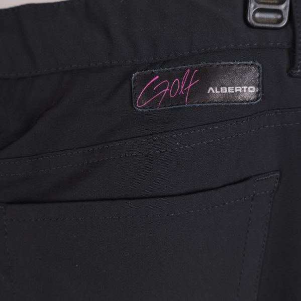 Material- och storleksetikett i byxorna