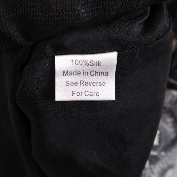 Materialetikett 100% silk.