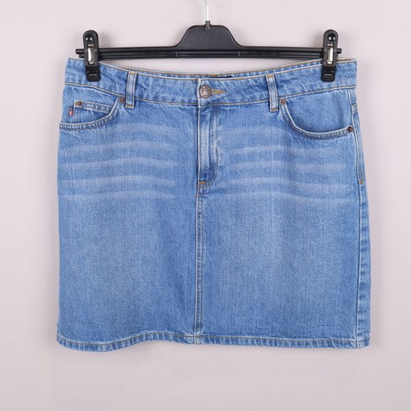 Framsidan av ljusblå jeanskjol