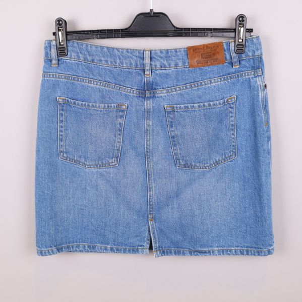 Baksidan av jeanskjol med två fickor