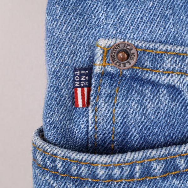 Närbild av ficka med märkesdetalj