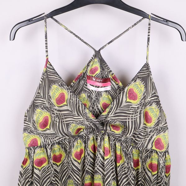 Närbild på klänningens övre del och mönster