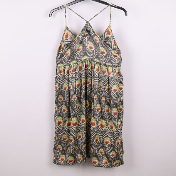 Klänning bakifrån med fjädermönster