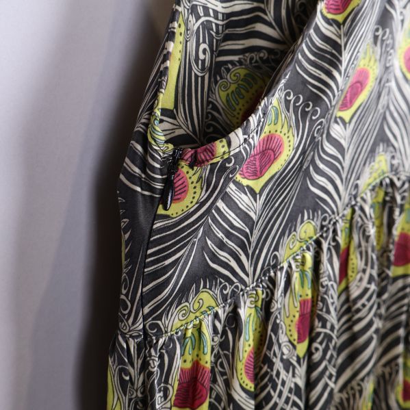 Närbild av klänningens mönster och textur