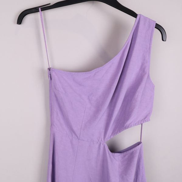Närbild av one-shoulder design på klänningen