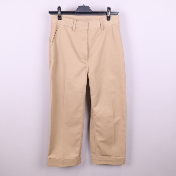 Beige chinos framifrån på galge