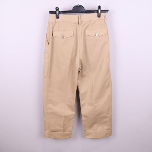 Beige chinos bakifrån med fickor