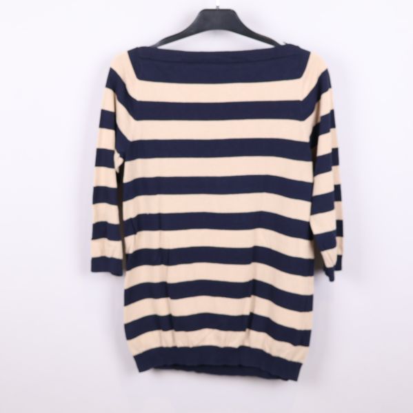 Baksida av randig tröja utan tryck