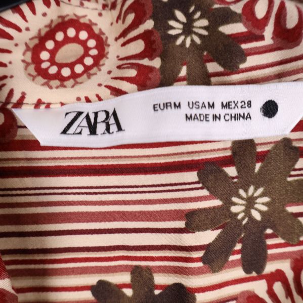Zara-märke på insida av klänning med storleksinformation