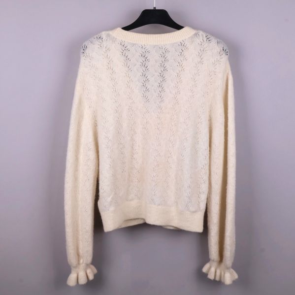 Baksidan av naturvit stickad cardigan