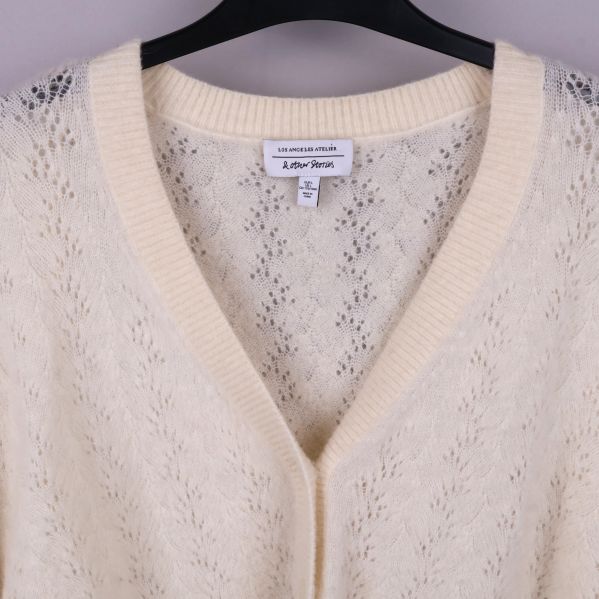 Närbild på label för & Other Stories inuti cardigan