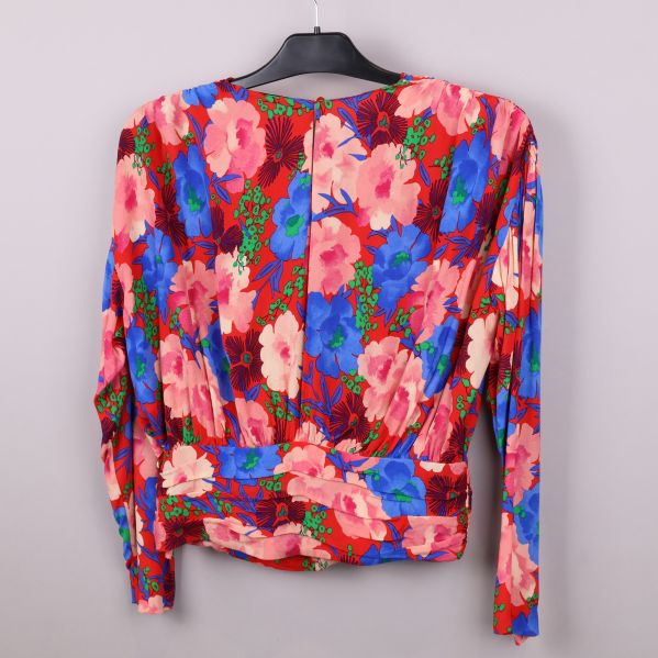 Färgglad blommig blus bakifrån 