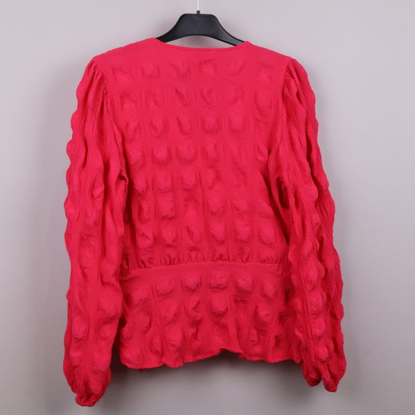 Cerise omlottblus bakifrån med textur