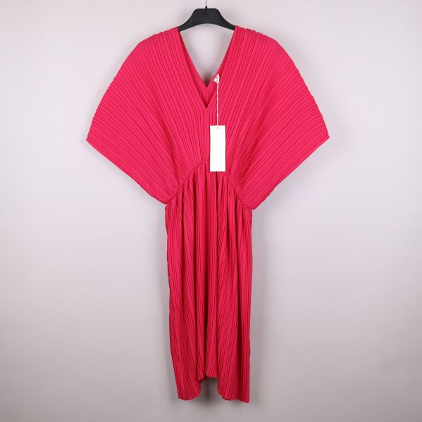 Cerise klänning med v-ringning och plisserad design