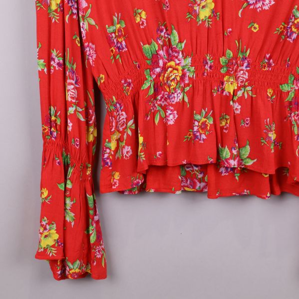 Ärmdetalj av blommig blus