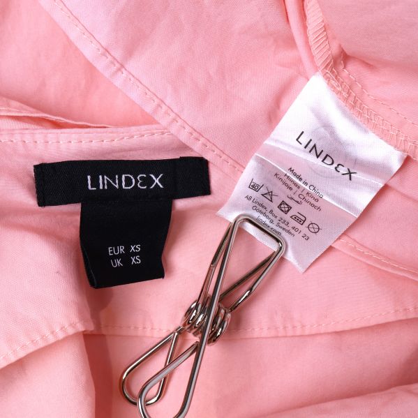 Lindex etikett i blusen