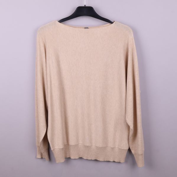 Beige tröja framifrån 