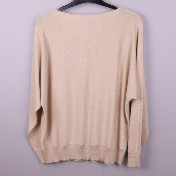 Beige tröja bakifrån 
