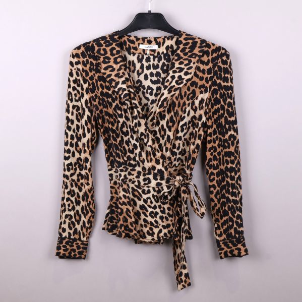 Framsida av leopardmönstrad blus med knytband