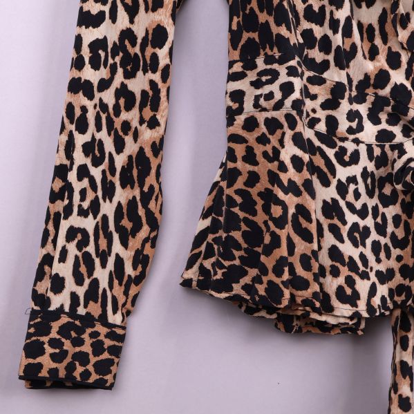 Ärmdetalj på leopardmönstrad blus