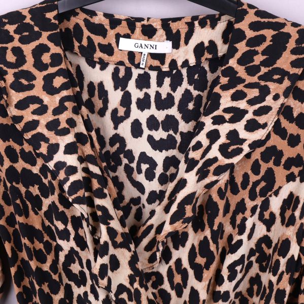 Närbild på leopardmönstret och etiketten