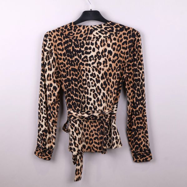 Baksida av leopardmönstrad blus med knytband
