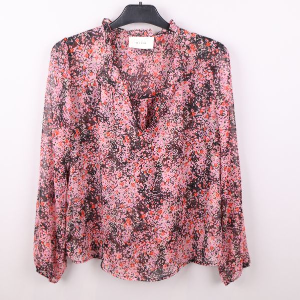 Blus och kjol med blommigt mönster, framifrån