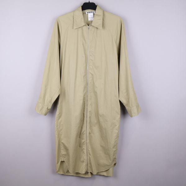 Beige lång trenchcoat framifrån