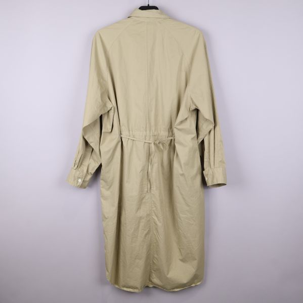 Beige lång trenchcoat bakifrån