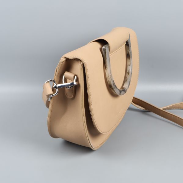 Sidovy av beige handväska med rem