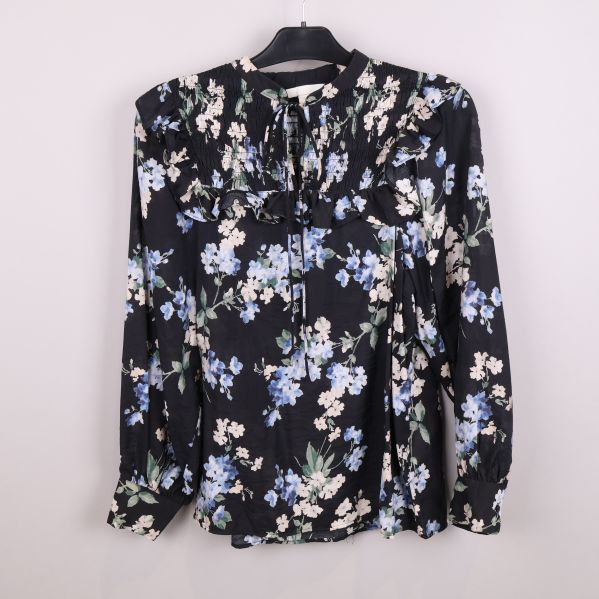 Svart blommig blus framsida
