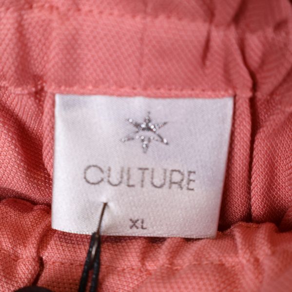 Klädmärket 'Culture' med storlek XL på etikett