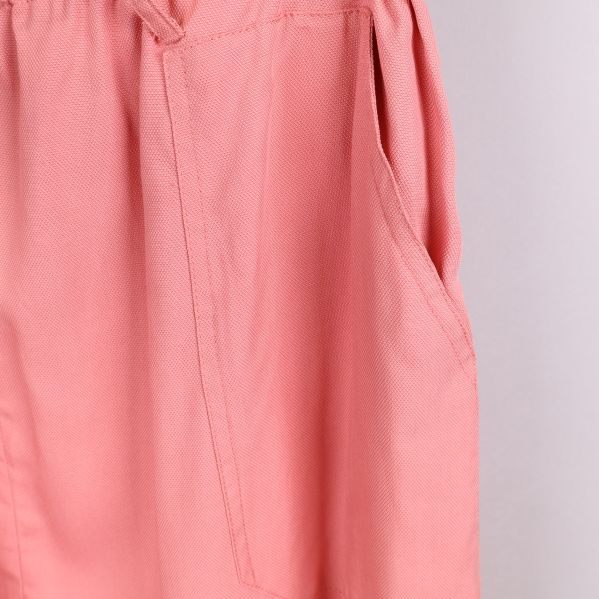 Närbild på ficka på rosa kjol