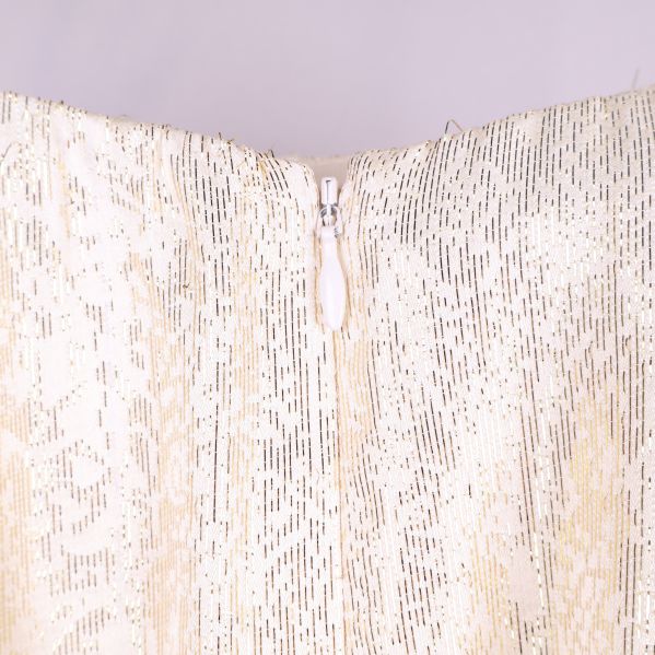 Närbild av klänningens glitterdetaljer