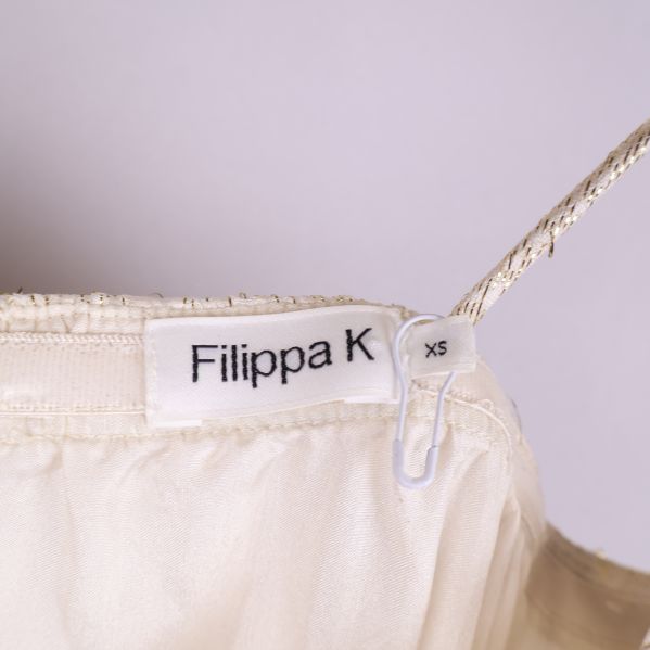 Närbild av Filippa K etikett med storlek XS