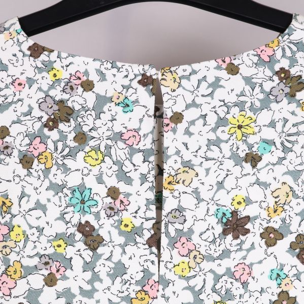 Närbild på blommönster och dragkedja