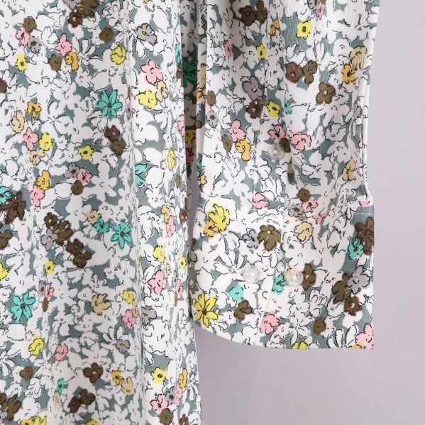 Blommig ärm med detaljerad kant