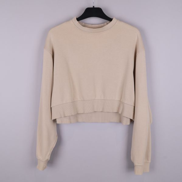 Framsida av beige cropped tröja