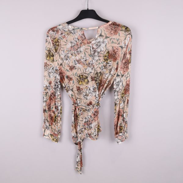 Blus bakifrån med blommönster