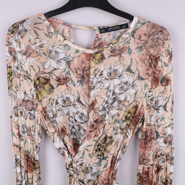 Närbild av blommönstrad blus