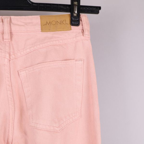 Monki etikett på rosa jeans bakficka