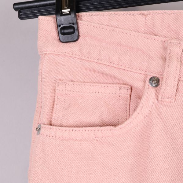 Närbild av ficka på rosa jeans