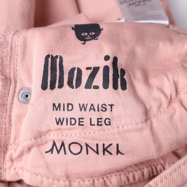 Moziq breda ben etikett på jeans