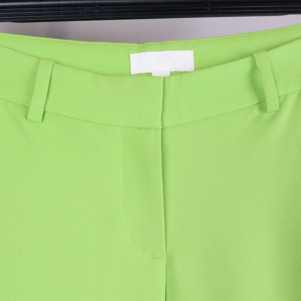 Framsida midja detalj av gröna byxor