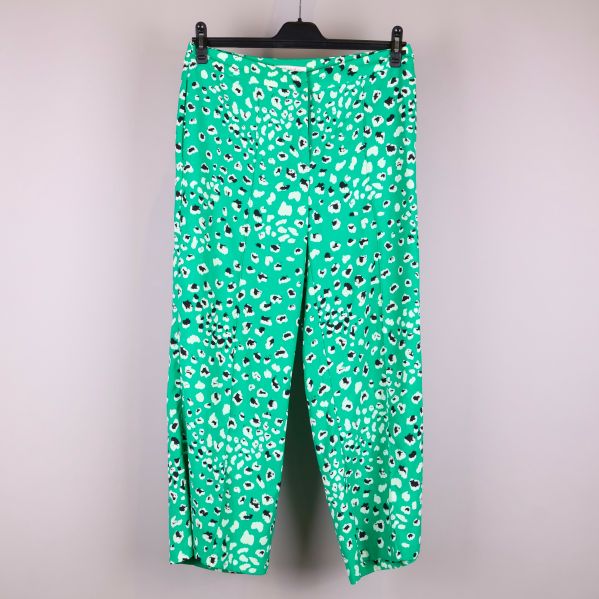 Framsidan av gröna byxor med djurmönster