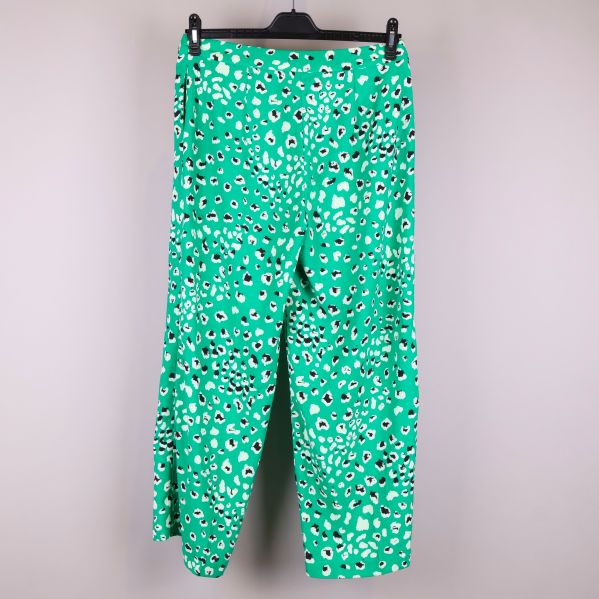 Baksidan av gröna byxor med djurmönster