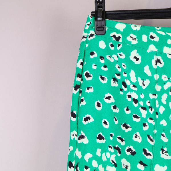 Närbild av mönstrade gröna byxor